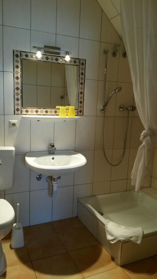 Hotel Gasthof Ratstube Kirchheim unter Teck Bagian luar foto