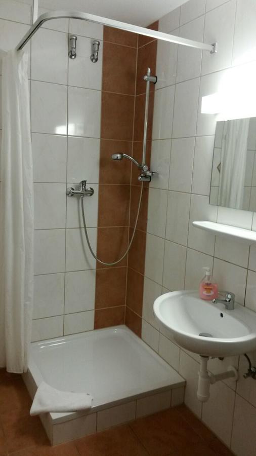 Hotel Gasthof Ratstube Kirchheim unter Teck Bagian luar foto